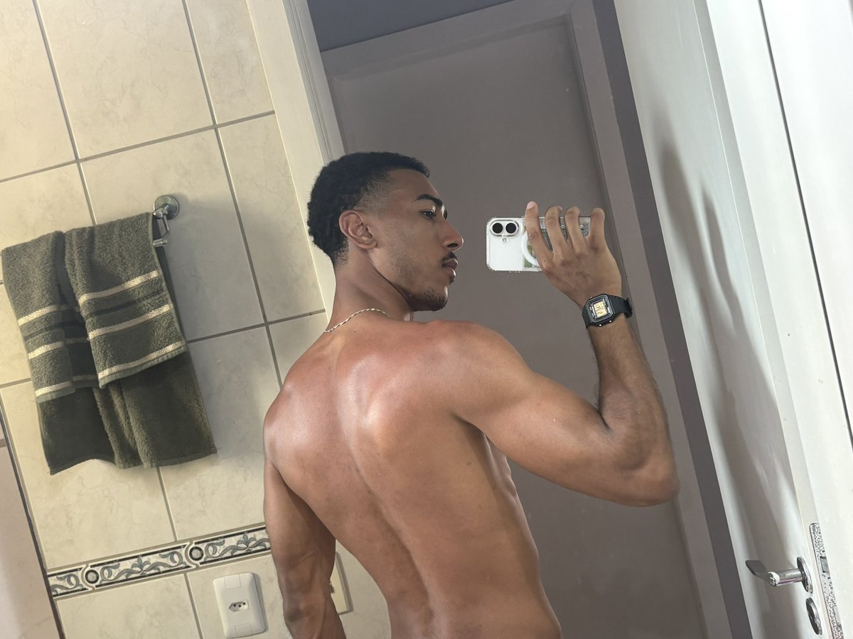 patrick_limas's tweet image. Preto o suficiente pra não precisar de bronze, mas não pra abrir mão do protetor.