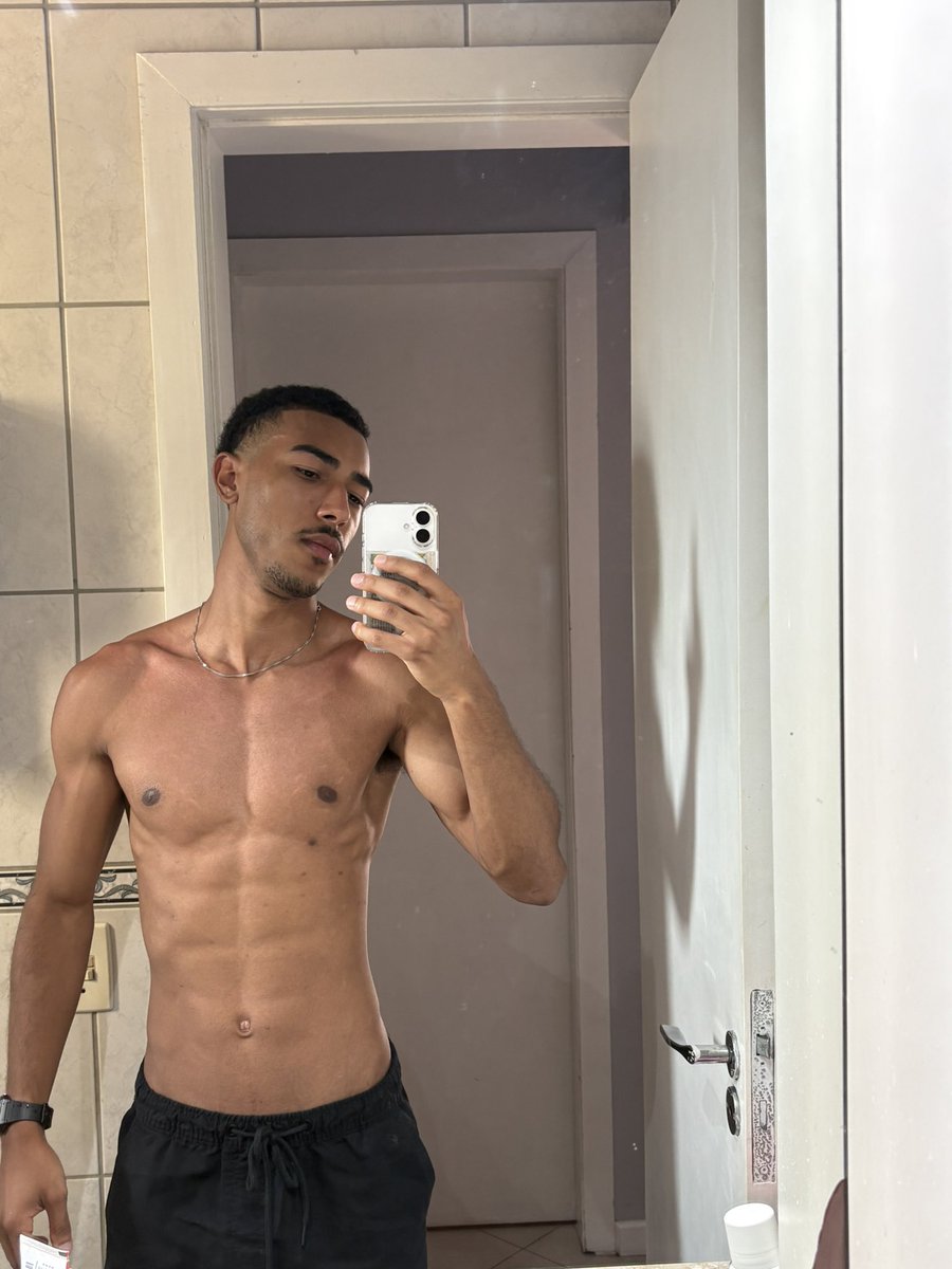 patrick_limas's tweet image. Preto o suficiente pra não precisar de bronze, mas não pra abrir mão do protetor.