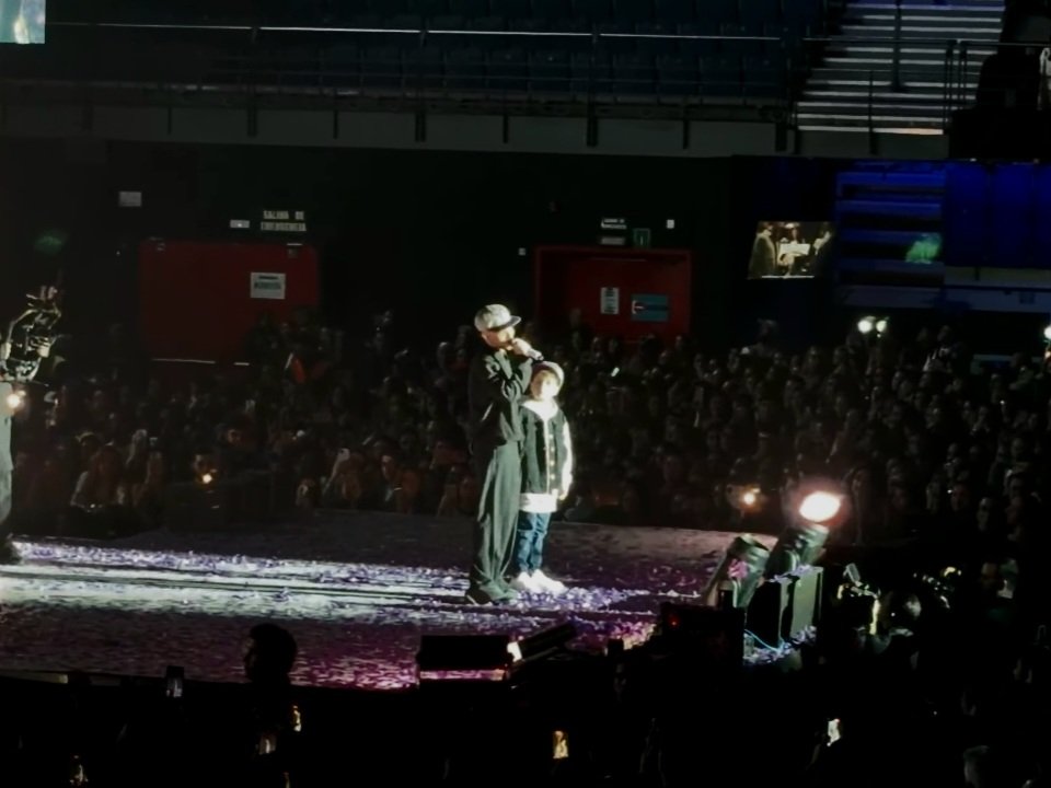 areyoureqdy's tweet photo. todo el show fue mágico, pero este momento fue uno de los más emocionantes y únicos, es muy lindo el recordar el paso por su carrera y momentos de nuestra infancia/adolescencia. estoy muy orgullosa y admiro de ese pequeño gigante que ha logrado muchas cosas 🤍 @abrahammateo https://t.co/inWXJYxSsp