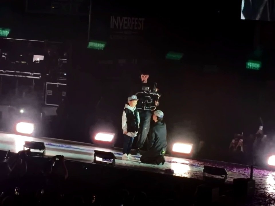 areyoureqdy's tweet photo. todo el show fue mágico, pero este momento fue uno de los más emocionantes y únicos, es muy lindo el recordar el paso por su carrera y momentos de nuestra infancia/adolescencia. estoy muy orgullosa y admiro de ese pequeño gigante que ha logrado muchas cosas 🤍 @abrahammateo https://t.co/inWXJYxSsp