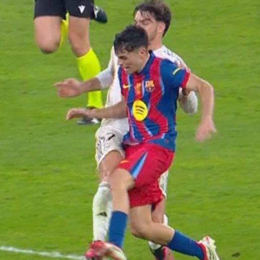 Munuera Montero expulsó a Frenkie de Jong, mientras que Raúl Asencio y Álvaro Carreras han podido hacer y deshacer a su antojo durante todo el partido. A pesar de la victoria del Barça, el intento de atraco pasará a la historia. Esta Supercopa debería valer triple. #FCBarcelona
