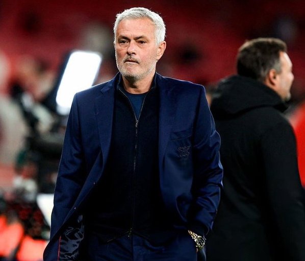 ElInmortal____'s tweet image. Vuelve.

Pon orden.

Pon a cada jugador en su sitio. Se llame Vinicius o se llame Mbappé.

Rescata de nuevo a un equipo sin alma.

Confío mi vida en tus manos.
No te discutiré nada.
Tendrás plenos poderes.

Porque tú serás mi profeta. Y tu tierra prometida mi club.