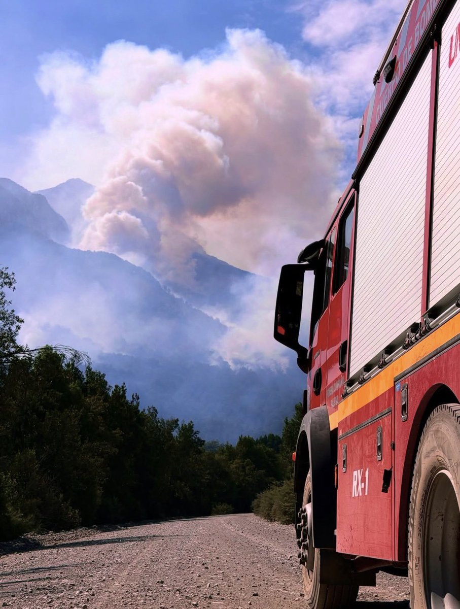 MartinDandach's tweet image. Los bomberos voluntarios del sur de Chile ya están en la Patagonia Argentina para combatir el fuego. El pueblo chileno está haciendo el trabajo que le corresponde a nuestro Gobierno. Cuantos años nos quisieron enemistar con nuestros hermanos los mismos que hoy nos están…