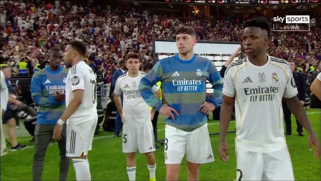 Culernews's tweet image. Os jogadores do Real Madrid estão se preparando para receber as medalhas de perdedores. 🪄