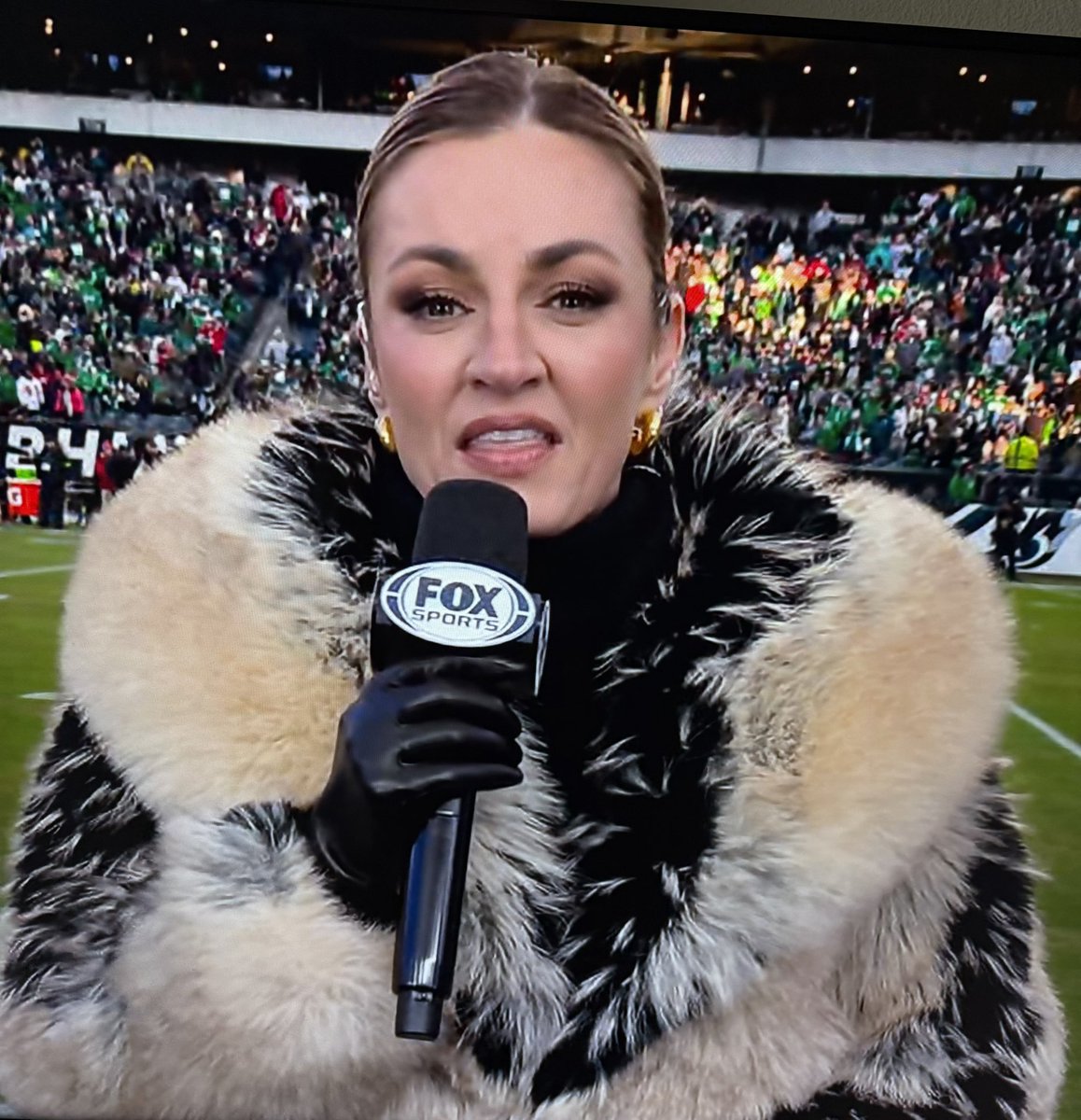 TheDeskDotNet's tweet image. Erin Andrews kidnapped 101 puppies to make that coat.