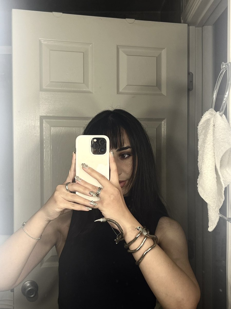 angelina tweet media