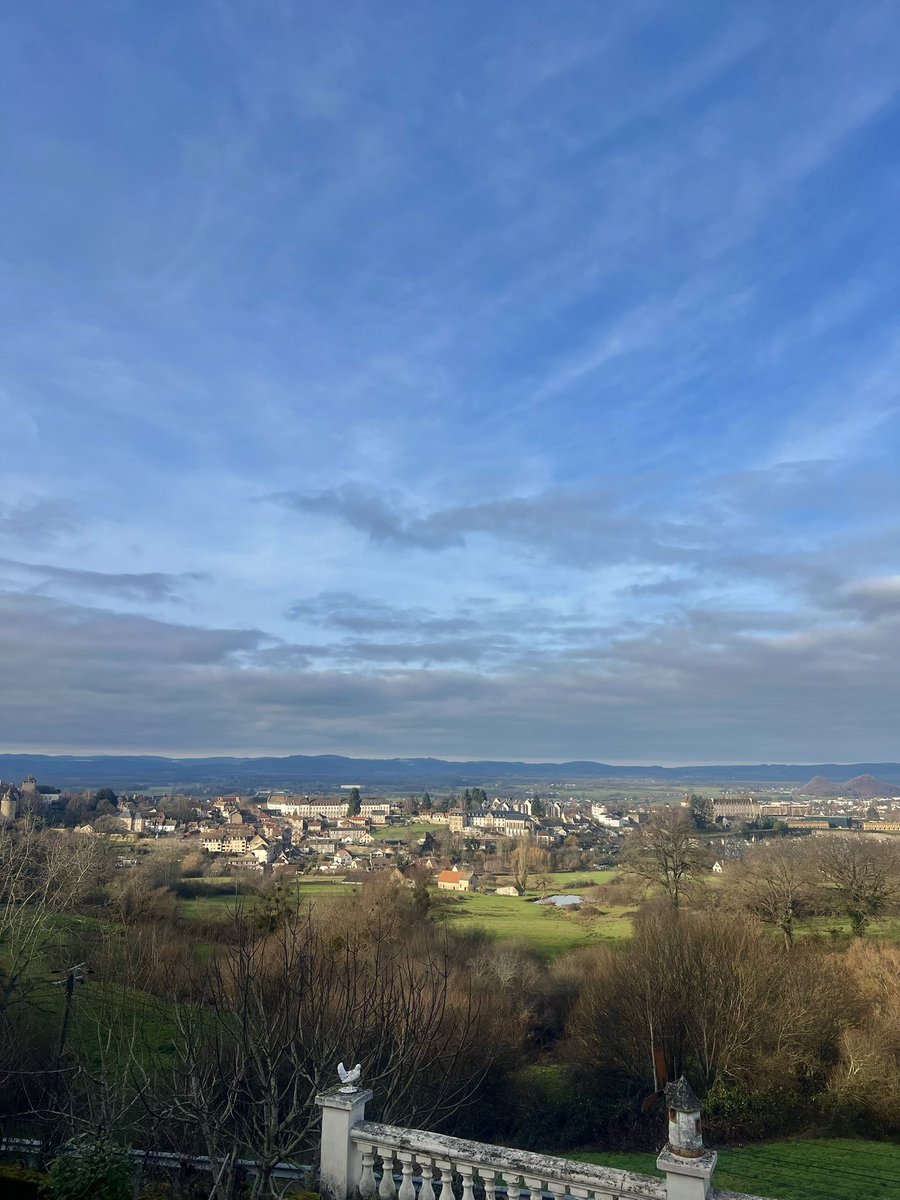 chloddslv's tweet photo. je suis partie vivre dans une cambrousse paumée mais au moins j’ai une jolie vue à chaque réveil https://t.co/NsTJJVQGzD