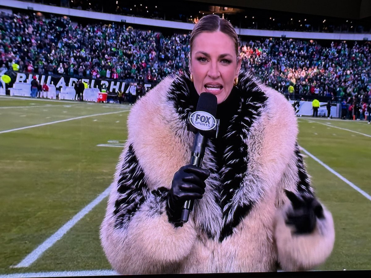 TimBella's tweet image. Erin Andrews is a limousine-ridin’, jet-flyin’…