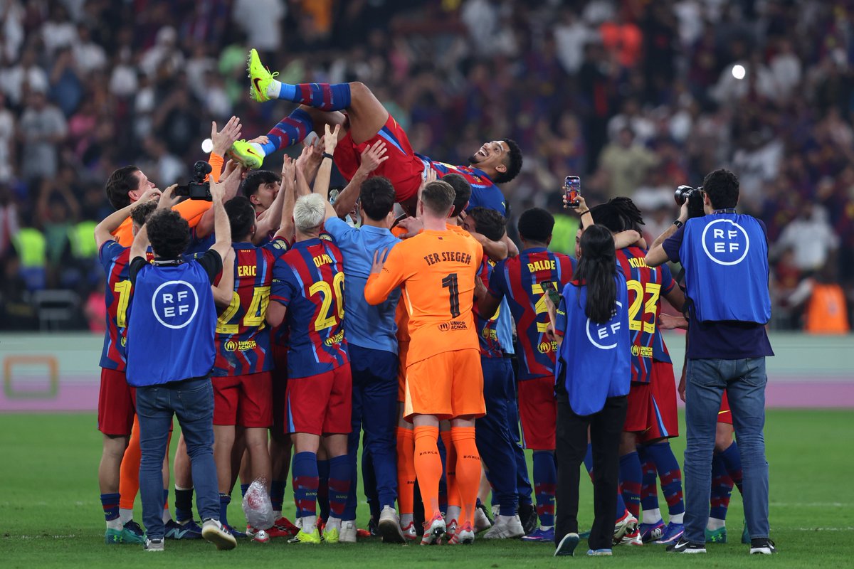 NuestroDiario's tweet photo. 𝐄𝐌𝐎𝐓𝐈𝐕𝐎 𝐑𝐄𝐆𝐑𝐄𝐒𝐎 ⚽️🇺🇾👏🏻🏆

Tras varias semanas ausente por su salud mental, Ronald Araujo volvió a tener minutos con el Barcelona y ganó otro título con el club.

🥹Sus compañeros lo levantaron en brazos tras coronarse como bicampeón de la Supercopa de España.

📸RR. SS. | #DeportesND