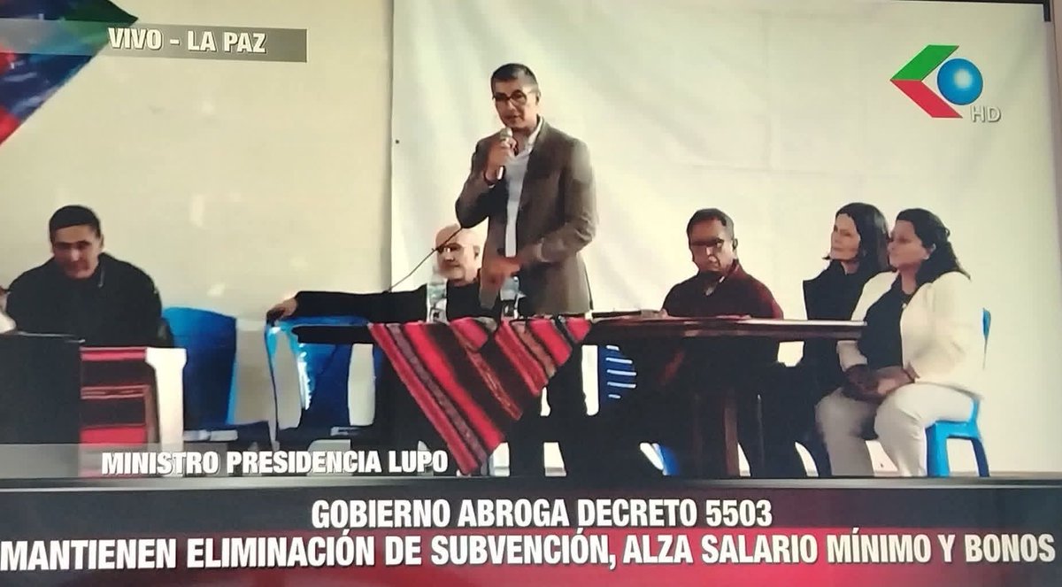 Como se había advertido, el primer error consistió en imponer un Decreto Supremo defectuoso que hasta tenía artículos "fantasma", en lugar de canalizar la medida mediante una Ley, que al menos habría otorgado un mínimo de legitimidad política e institucional para contrarrestar a