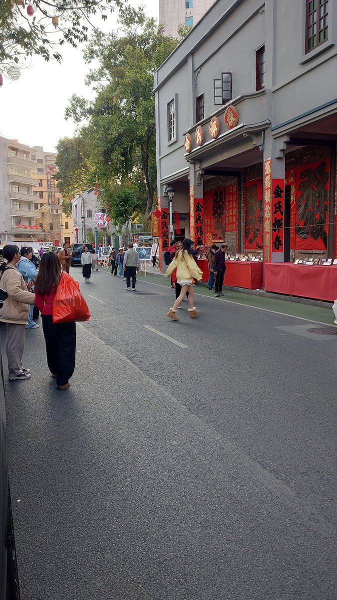 jack2panda's tweet image. 昨天路過一條傳統文化街（手寫揮春）變成網紅街。
現在少了老人家幫襯，變成很多年輕人過來打卡。
以前獨棟房子到如今高樓大廈，還有思想文化改變，這個行業會慢慢淡出視野。