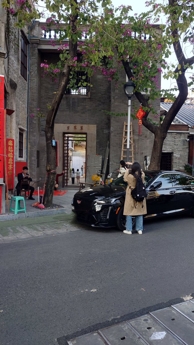 jack2panda's tweet image. 昨天路過一條傳統文化街（手寫揮春）變成網紅街。
現在少了老人家幫襯，變成很多年輕人過來打卡。
以前獨棟房子到如今高樓大廈，還有思想文化改變，這個行業會慢慢淡出視野。