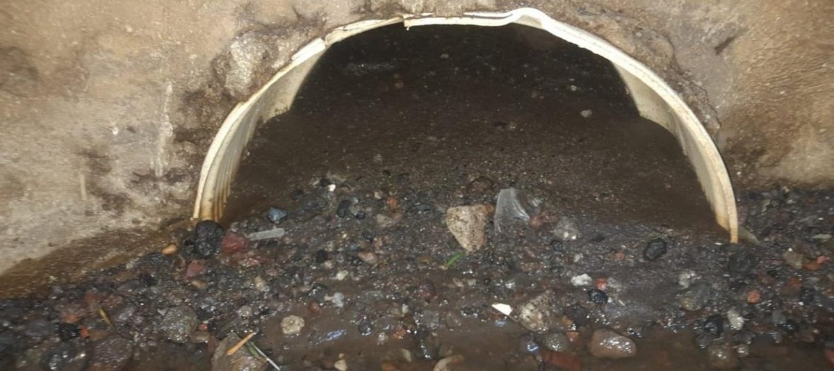 Negligencia empresarial: habilitar un colector de aguas lluvias, no habiendo concluido terracería y pavimentación. Resultado: obstrucción por piedras, concreto y tierra, con la consecuente inundación en Ciudad Marsella II. ¿Y esos ingenieros, dónde estudiaron? 🤨