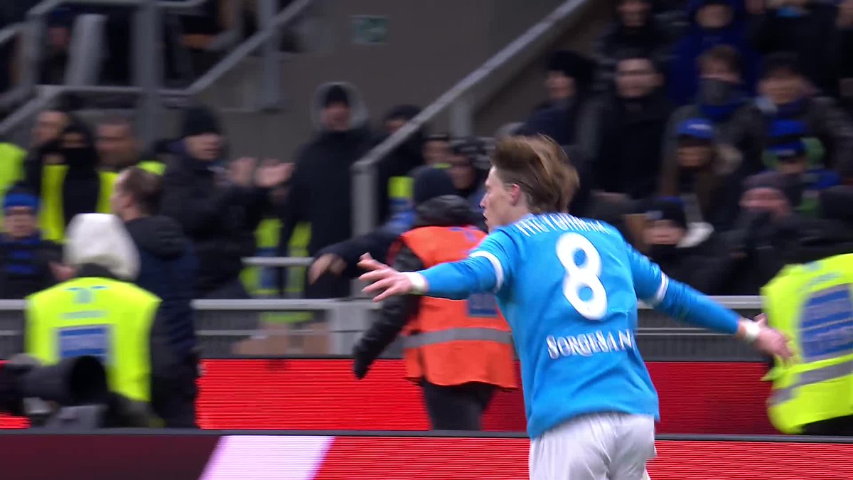 SerieA's tweet photo. McTominay risponde a Calhanoglu! ⚽️⚽️💙

#InterNapoli 2-2 https://t.co/HcNv7XE3k6