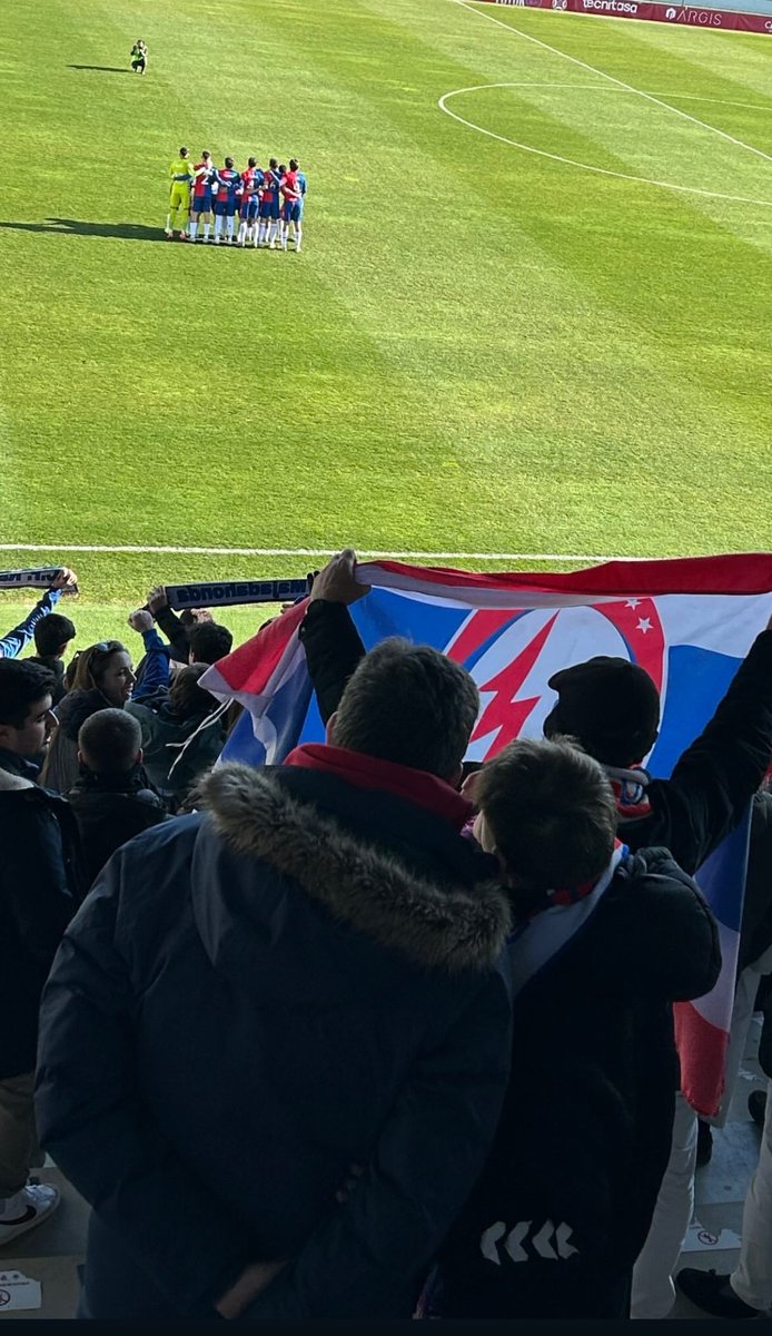 MarcosPelluz's tweet photo. ⚡ Más de 350 rayistas hoy en Matapiñonera. Hemos hecho historia. Es el desplazamiento más numeroso en la historia del club (o al menos de la reciente) y el mejor en cuanto al ambiente y animación.

Y todavía nos tenemos que tragar el cuento de que en Majadahonda no hay afición. https://t.co/ODbFjlJ2XR
