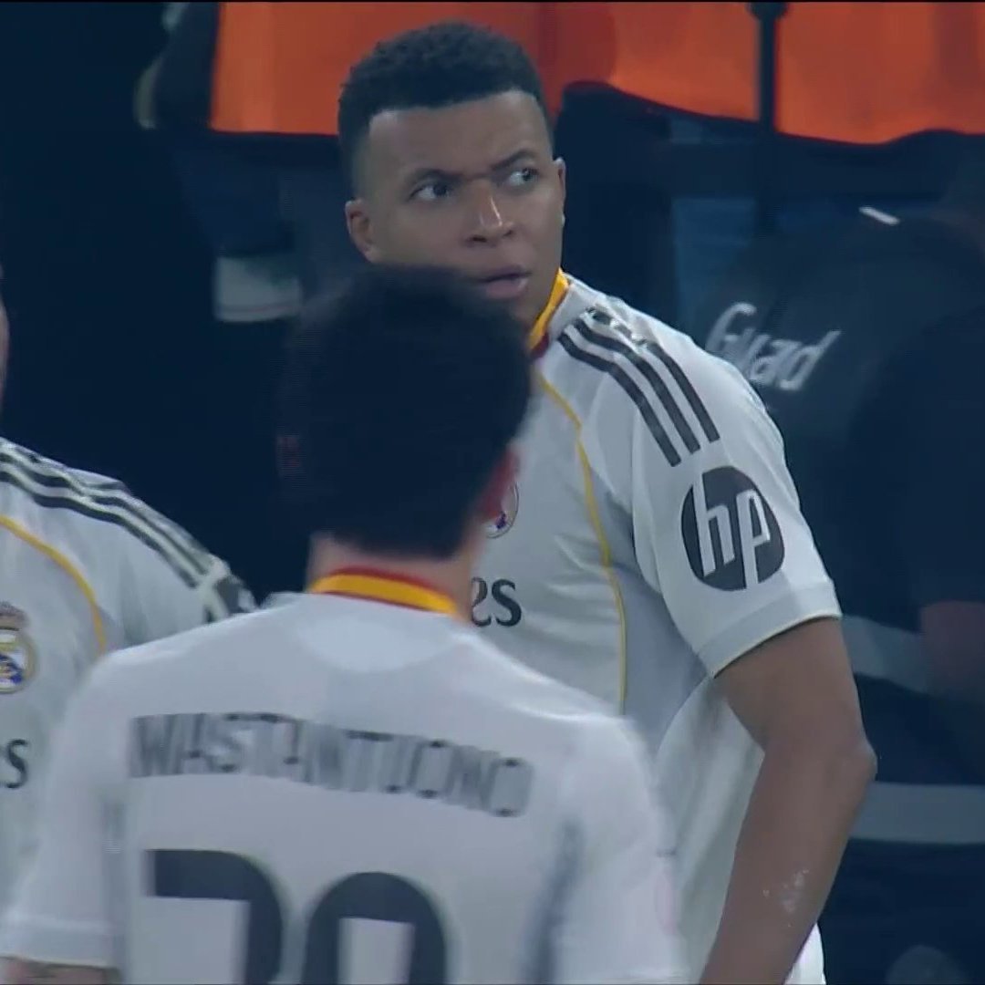 Real Madrid avoided giving Barcelona the guard of honor. Kylian Mbapp&eacute; took  his team away from the pitch.