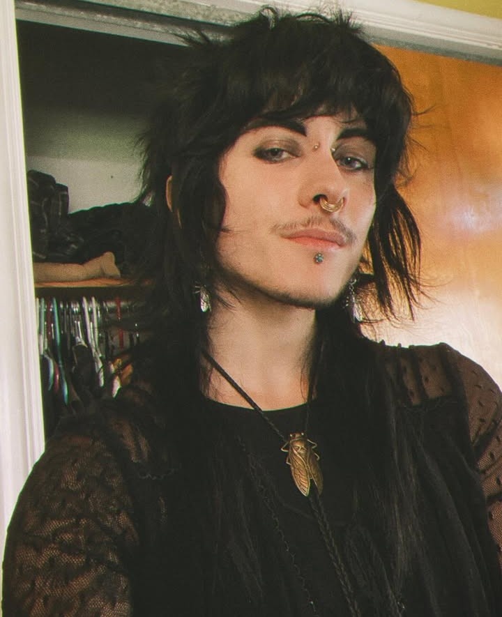 BASEAFIREBLOOD's tweet image. Remi ; @killernanoia 
    idade: 24
    pronomes: ele/elu
    tripulação: Frio sem Alma
    posição: Contramestre 
    benção: Trivial