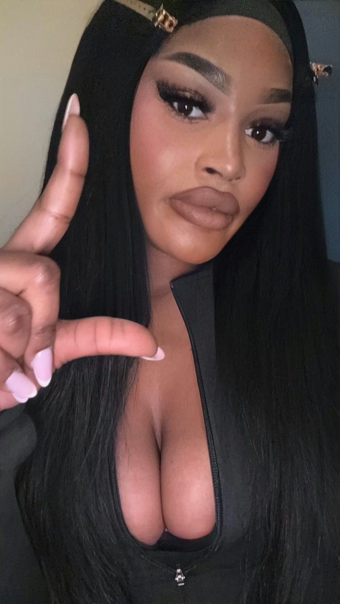 Goddessbaddiie's tweet image. Knie nieder weißer Loser und bete mich an.👑🖤🧎🏻
Deine Worte existieren nur, um meine Schönheit und Macht zu preisen.👸🏽✨💳
Alles andere ist bedeutungslos.😈🦮

#geldsklave #geldherrin #Zahlfotze #Herrin #Moneypig #zahlschwein #zahlsklave #femdom #feetdom #bnwo #domina #findom…