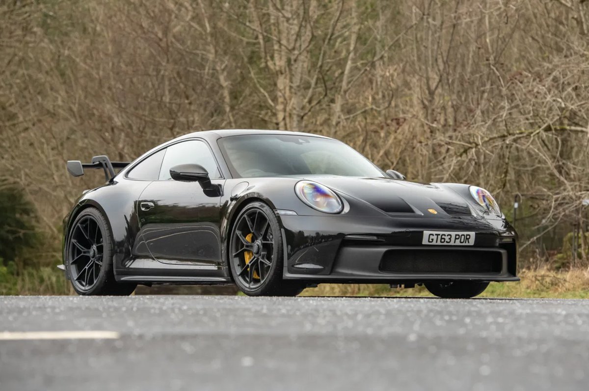 PistonHeads's tweet photo. Make an offer: Porsche 911 GT3 (992).

A superb, unmodified 2022 car with a 510bhp 4.0 NA flat-six, six-speed manual gearbox and Porsche Ceramic Composite Brakes (PCCBs). Just 10,755 miles, Porsche dealer serviced and covered by a Porsche warranty: https://t.co/ASATYfNx88 https://t.co/pOMVlt75pH