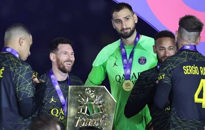 FCB_ACEE's tweet image. 🚨 Trophies Won in Saudi Arabia 🇸🇦:

🇧🇷 Neymar Jr - 4
🇦🇷 Lionel Messi - 1
🏴󠁧󠁢󠁥󠁮󠁧󠁿 Marcos rashford - 1
🇵🇹 Cristiano Ronaldo - 0

Nah this is insane 😭😭😭