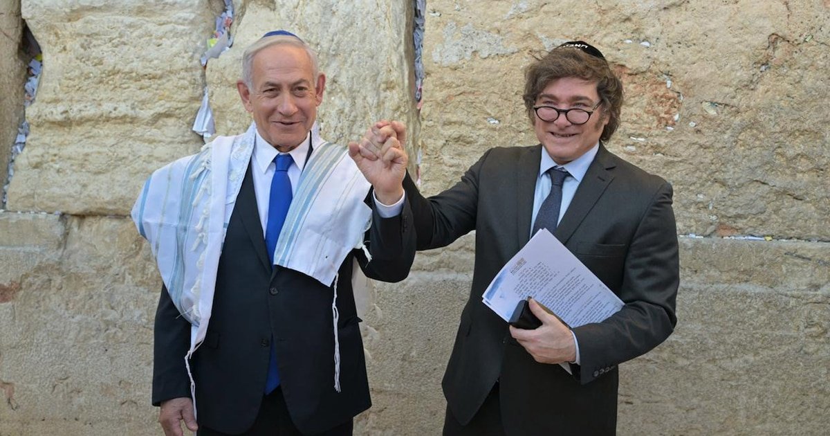 Hypocrisy0nX2's tweet image. Jews wants Patagonia so the ground is being cleared for settlement.

Millei and Netanyahu are related by blood!