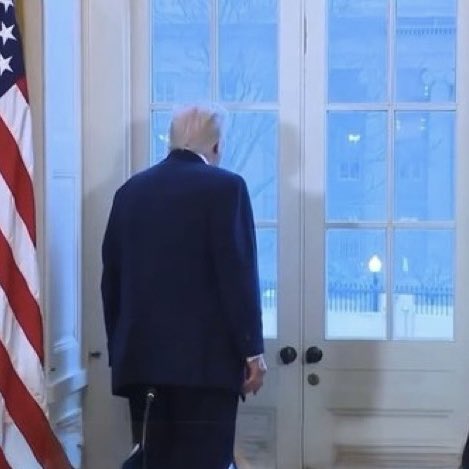 Supertramp9713's tweet image. Yo debo todo lo que soy a los cariñosos cuidados de mi madre y a sus largas manos. ¡Oh! Ahí está precisamente. Observándome... ¿Qué madre? Tienen derecho a estar aquí, es una reunión gubernamental. Yo... ¡Madre, el traje de marinero ya no me cabe!