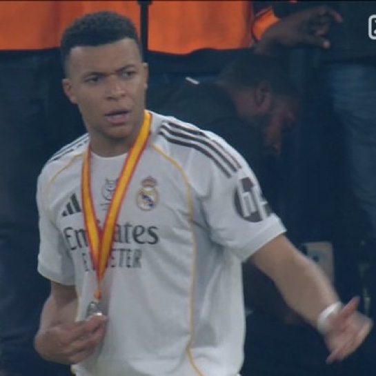 MadridXtra's tweet photo. 🚨 Kylian Mbappé stopped his teammates from giving Barcelona a ‘Champions Guard of Honor”. 

He moved them away. @Alfremartinezz https://t.co/vPGjF1VmPH