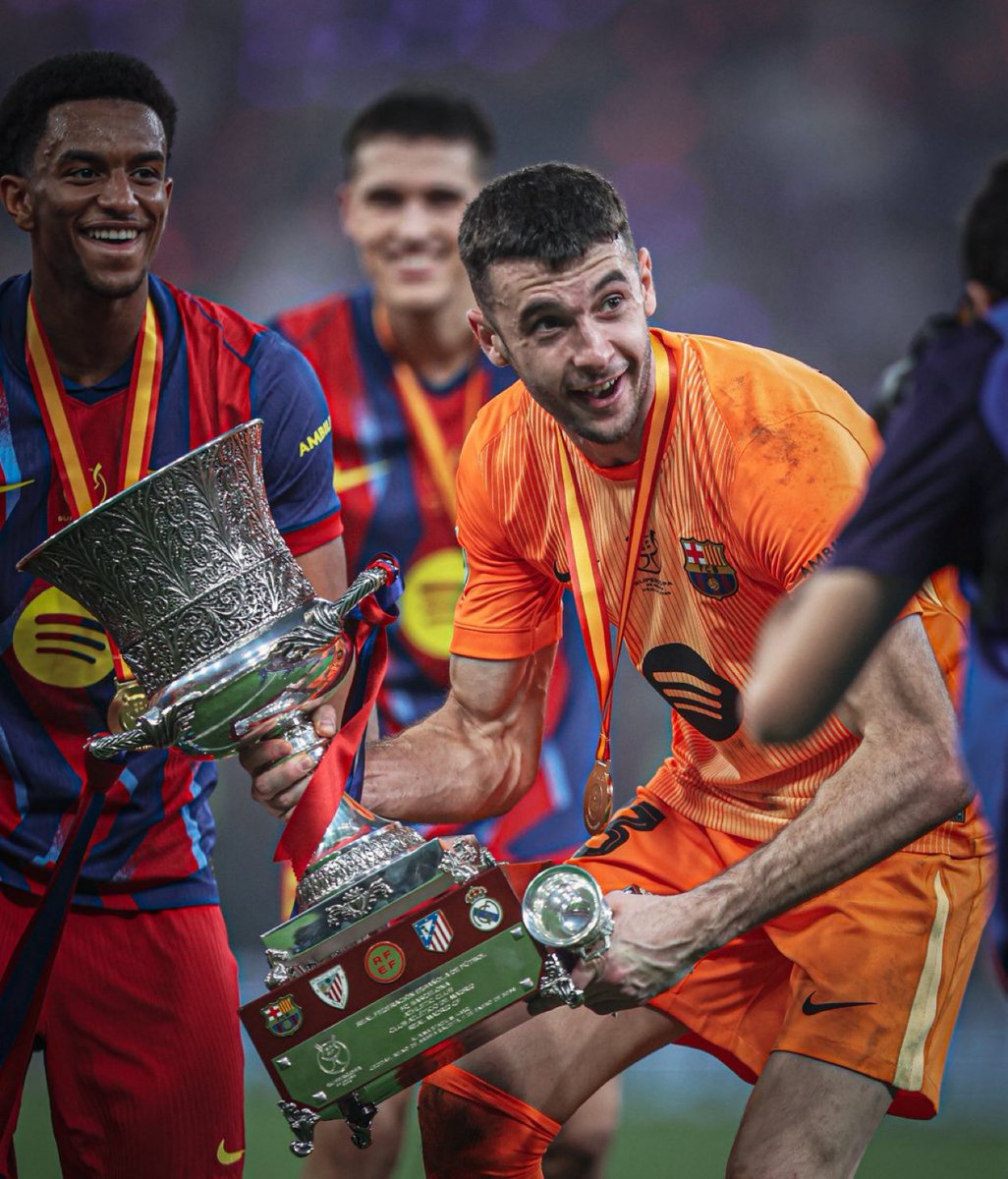 JeffFcb14's tweet image. La primera foto de Joan con un título siendo jugador del Barça, de nada