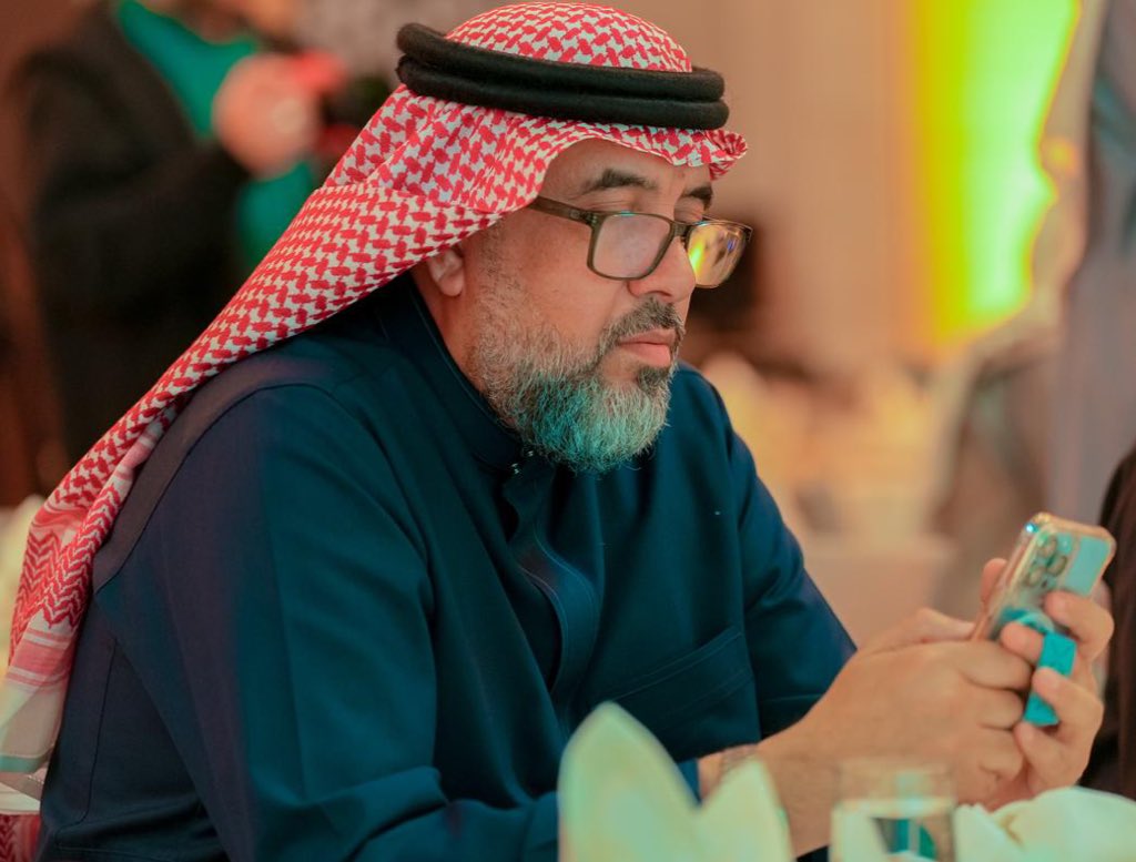 ليس ضعفُ النظر عيباً،
فالعيون تُخطئ أحيانًا… لكن البصيرة لا تُصاب بقِصَر.
في #اليمن ، خسر كثيرون لأنهم رأوا البنادق ولم يروا الجذور، وربح من أغمض عينيه عن الضجيج وفتح قلبه للحقيقة ، النصر لا يُرى بالعدسات، يُرى حين تفهم أين تقف، ولماذا تقاتل، وحين تعرف أن أوضح الرؤى تولد أحياناً