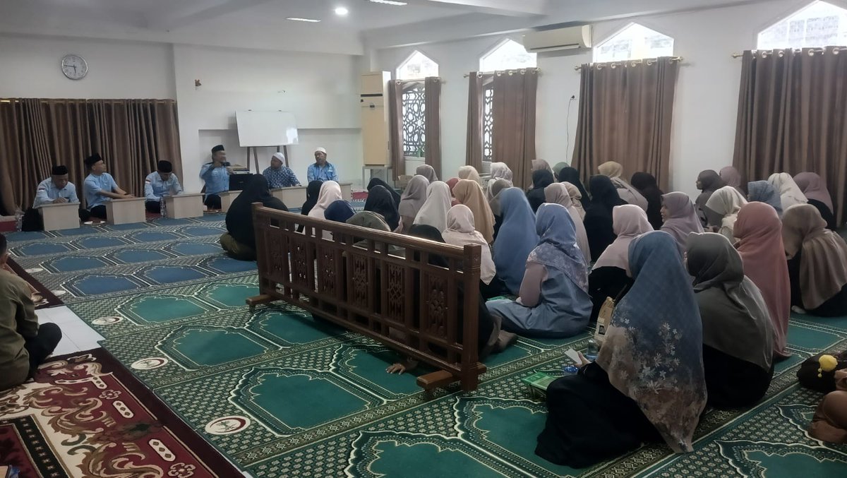 Hujan lebat air melimpah,
Santri diuji musibah melanda;
Ringankan tangan janganlah alpa,
Donasi kita jadi sinar harapan mereka.