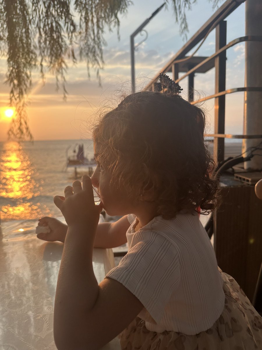 Bir manzara olduğundan habersiz duruşun❤️