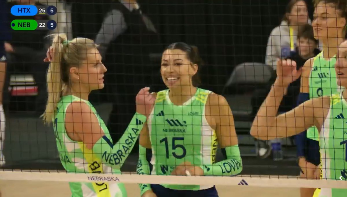 wtfjuliamaria's tweet image. EU TAVA TÃO CARENTE 😭

te amo ana carolina eu te amo