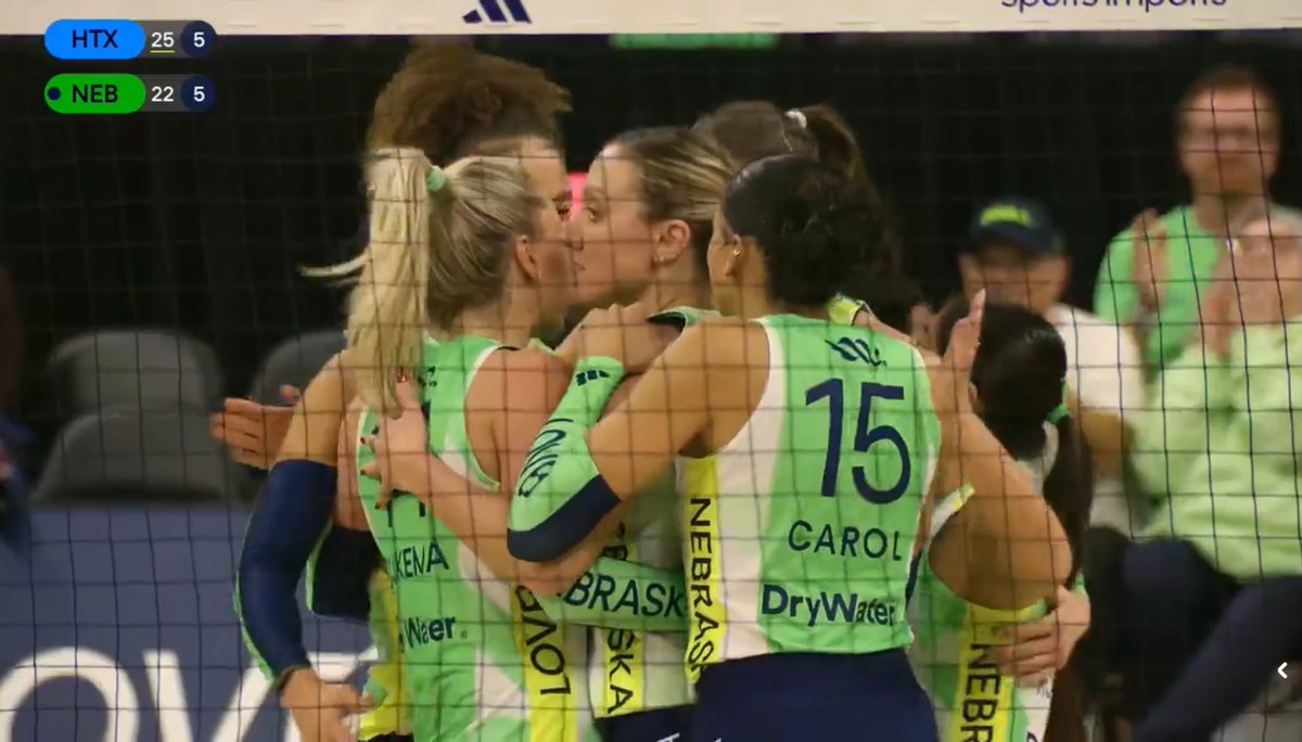 wtfjuliamaria's tweet image. EU TAVA TÃO CARENTE 😭

te amo ana carolina eu te amo