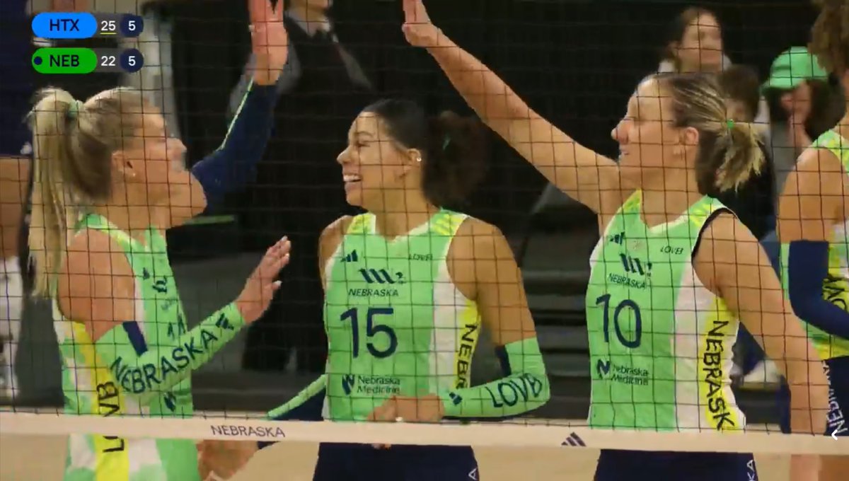 wtfjuliamaria's tweet image. EU TAVA TÃO CARENTE 😭

te amo ana carolina eu te amo