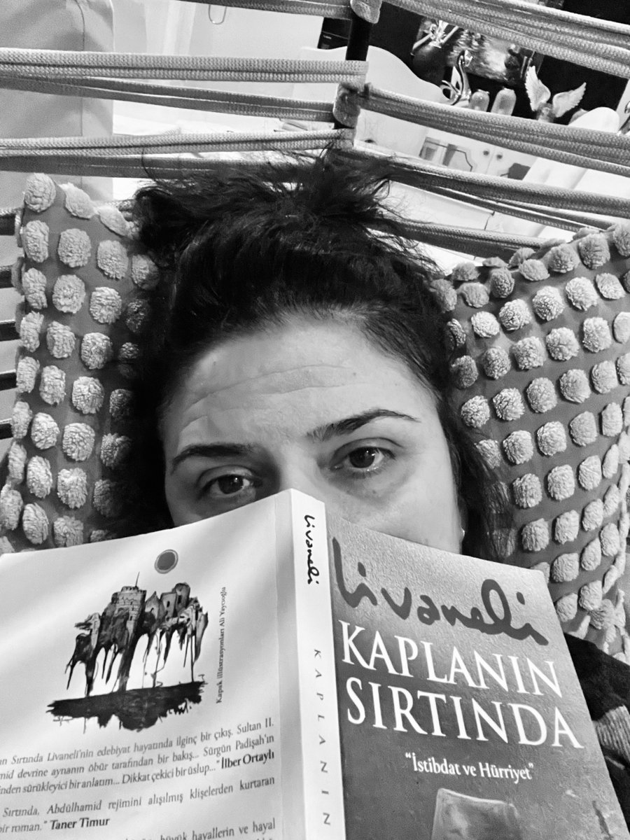 Yıllar önce Storytelde Mert Fırat’ın muazzam sesi ile dinlediğim o güzel kitap bu gece aklıma düştü.Ve okuma alanım olan canım salıncağımda yerimi aldım.Dışarıda karakış var,malum Balkan kapımız açıldı :)