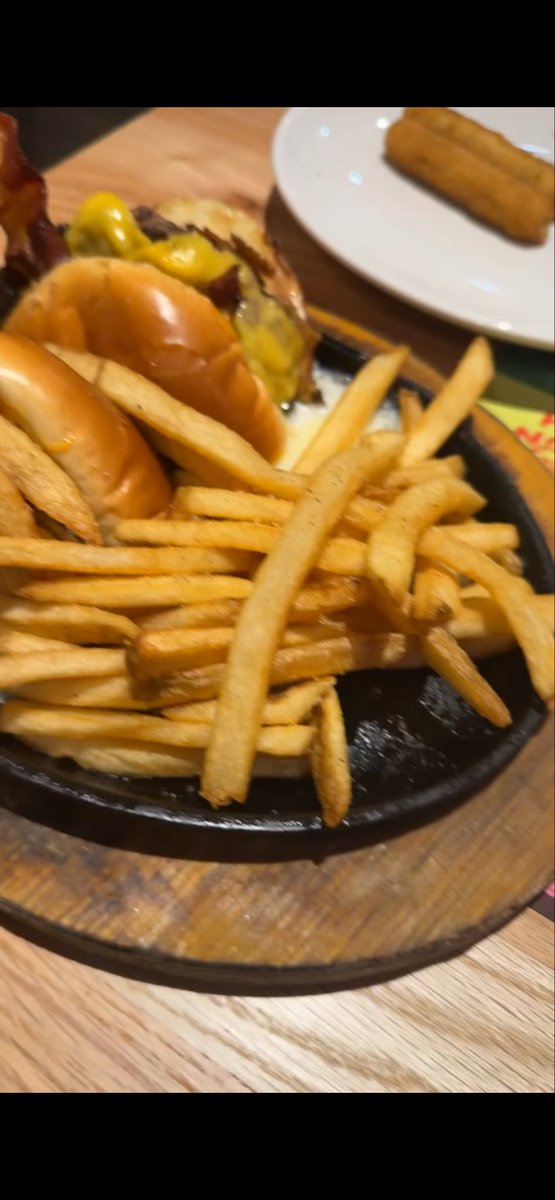 mac_freda's tweet photo. @Applebees  -5/10 not what it was advertised to be. The fries were good tho 😊 https://t.co/wvJB8K63Hj
