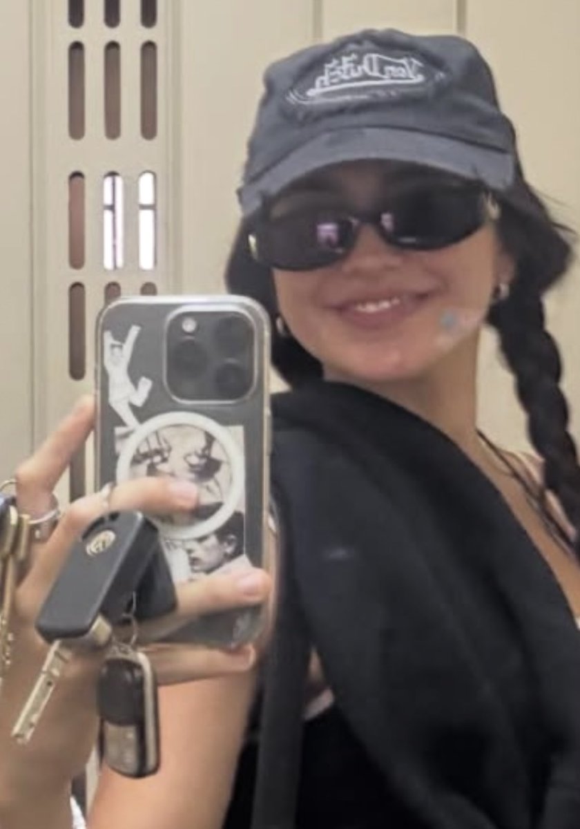 natialcuadrado's tweet image. El sticker en el celu de Maia…