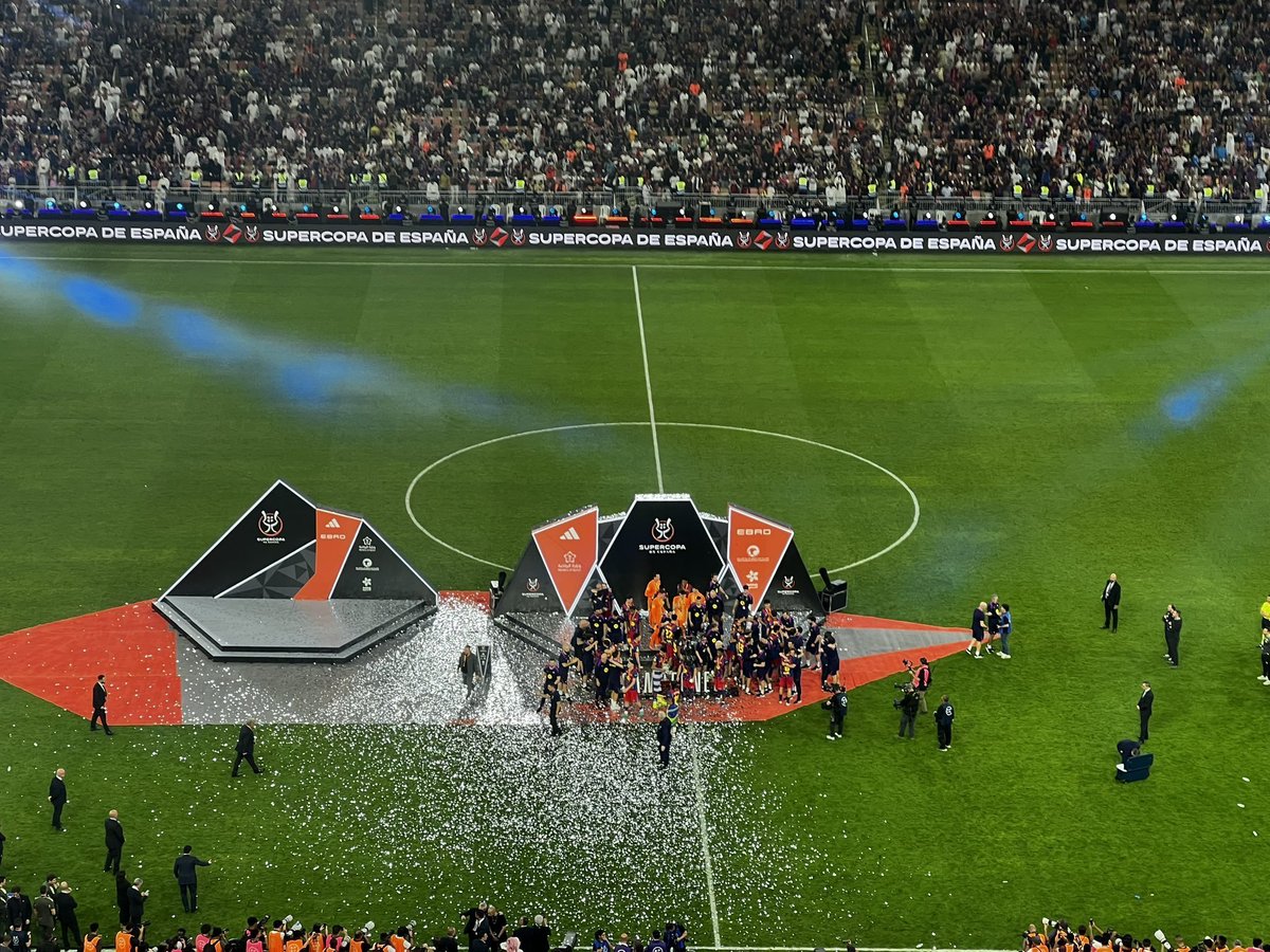 InCampNou's tweet photo. 🚨 لاعبو ريال مدريد هربوا من تتويج البارسا ولم يصفقوا للفائز باللقب ،،، التصفيق للفائز من تقاليد بطولة السوبر الإسباني. https://t.co/vo3xy8Jbgq