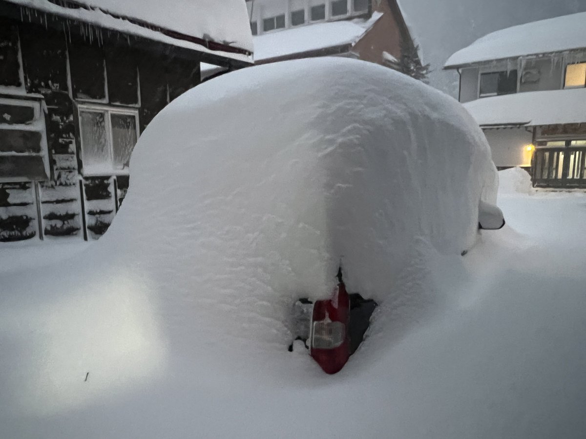 プロボックスがハイエースに進化。
一晩で60cm降った檜枝岐村です。