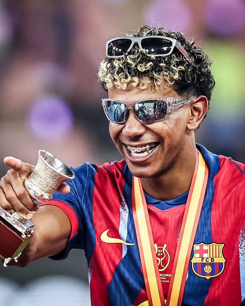 brfootball's tweet image. Lamine after winning a trophy is always a vibe 😎