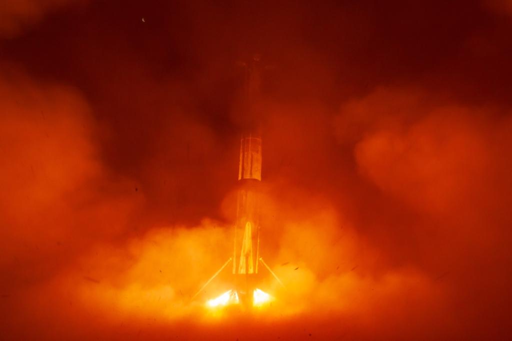 📸 Nuestra imagen favorita de la misión Twilight anoche desde California.

Se trata del aterrizaje de la primera etapa B1097.5 del #falcon9 sobre la plataforma en tierra LZ-4. 🎯🔥
