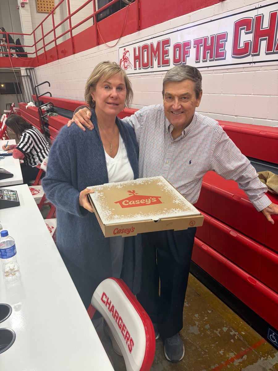 COfRed2's tweet image. Paul and Leslie Goldsmith graciously provided pizza for our boys and girls basketball teams after Friday's wins vs. DC. They even took care of the officials! 

Thankful to live and work in a community that backs, loves, and cares for their school and their kids!