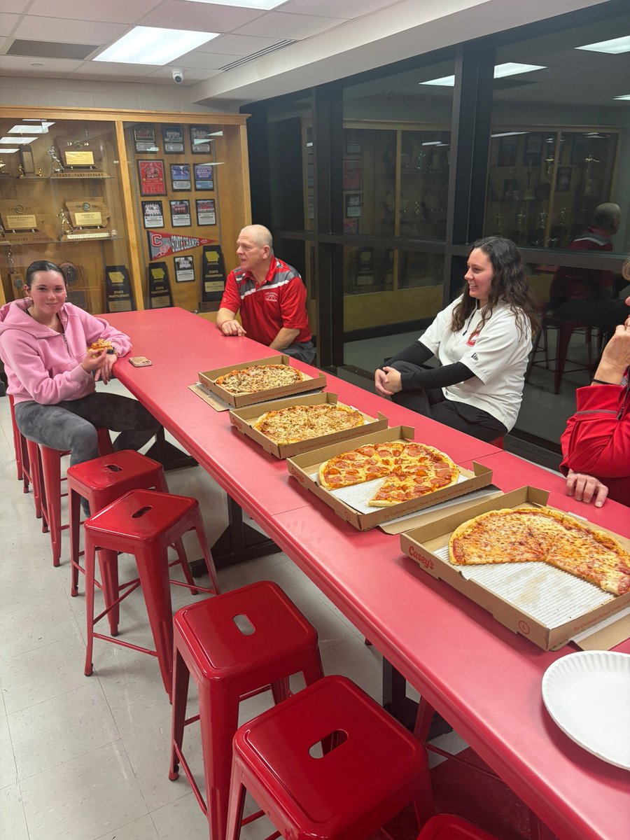 COfRed2's tweet image. Paul and Leslie Goldsmith graciously provided pizza for our boys and girls basketball teams after Friday's wins vs. DC. They even took care of the officials! 

Thankful to live and work in a community that backs, loves, and cares for their school and their kids!