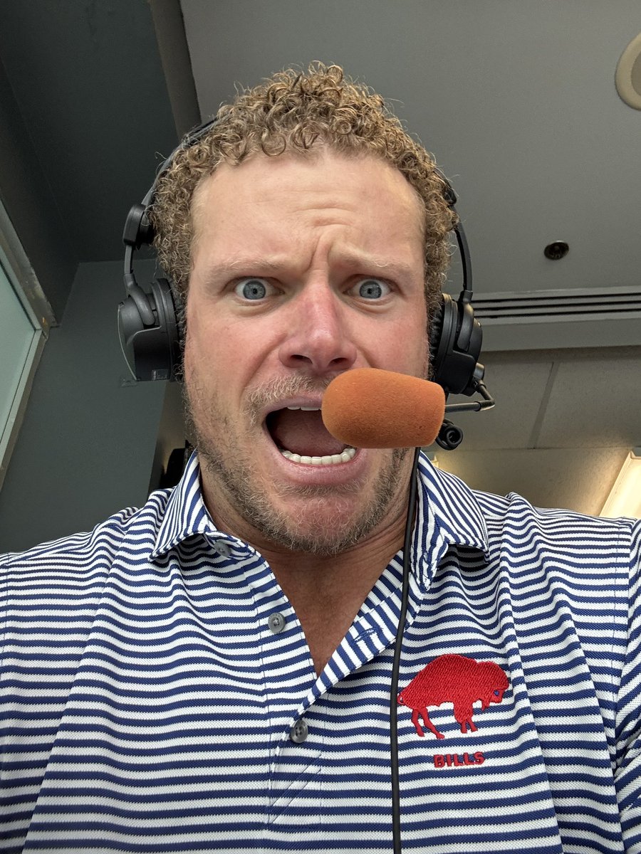 thebuffalopod's tweet image. E Wood sent this right after the interception 😂 Go Bills!!