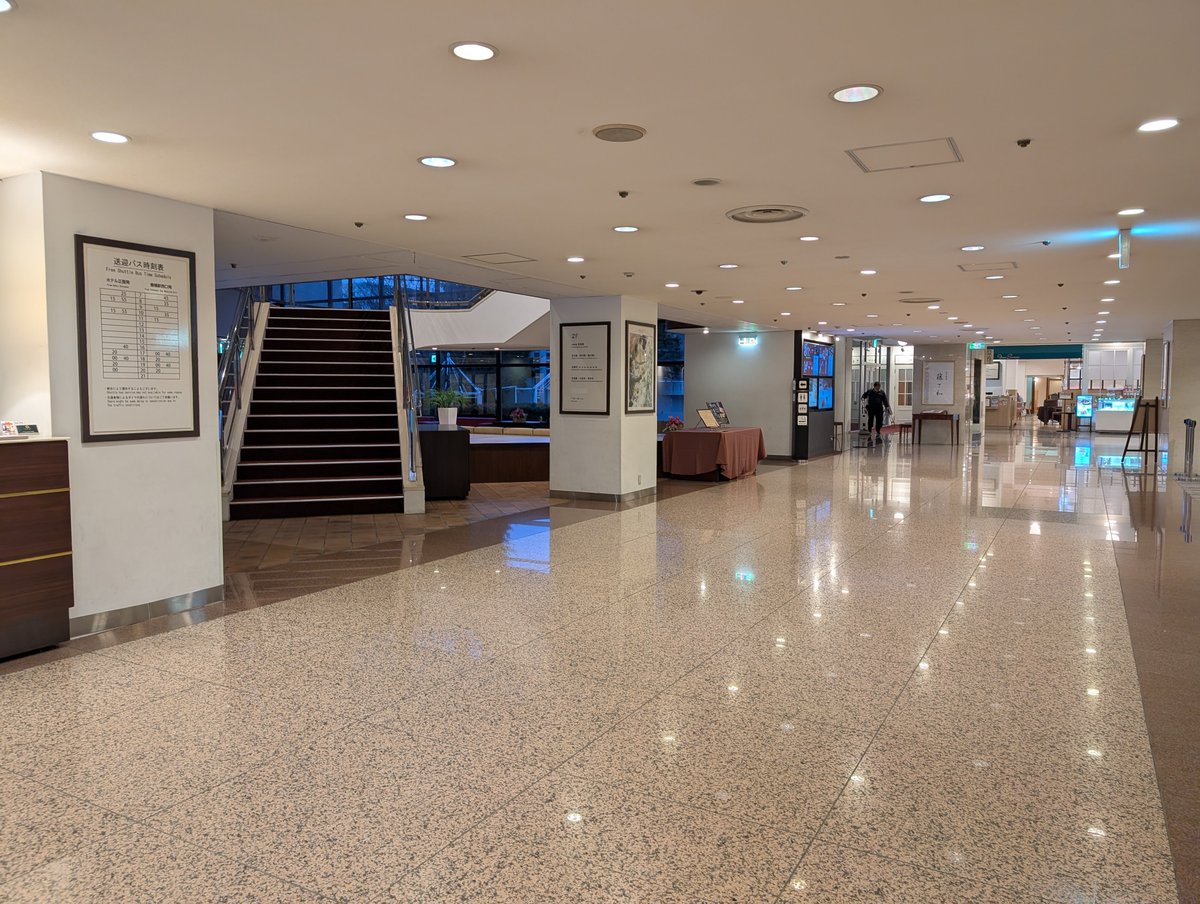 WingsofGriffin's tweet image. ロワジでのJMoFが終わってしまった…

静まったロビーを散歩してる。

ここはケモノ界を知った2015年頃の自分にとって憧れの存在でした。
なかなか参加する勇気が出なく、2024年にようやく初めて参加。
今までたくさんの出会いと思い出に巡り会えることが出来ました。

今までありがとうございました。