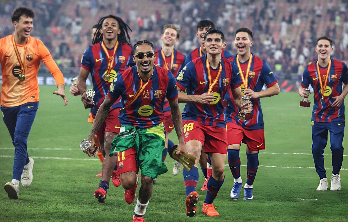 Algunos celebraron Clásicos para ir segundos en Liga… otros celebran Clásicos para levantar trofeos. 

Esa es la diferencia.