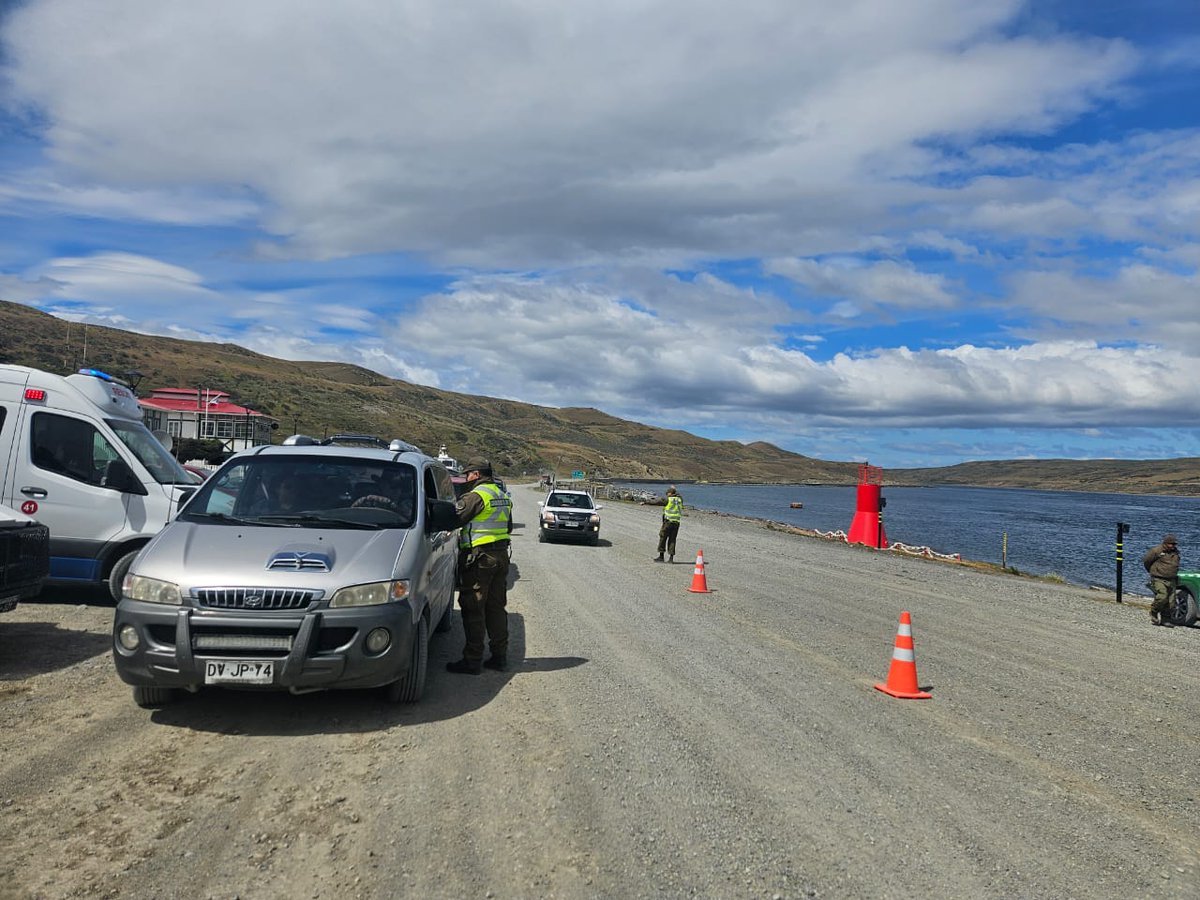 CarabMagallanes's tweet image. Carabineros del Retén Villa Tehuelches @carabdechile participó en el resguardo y protección de la festividad religiosa Virgen de Montserrat en Río Verde, con asistencia cercana a mil personas, junto a personal COP de la 5ta. Com. @carabmagallanes.

#RíoVerde #OrdenyPatria