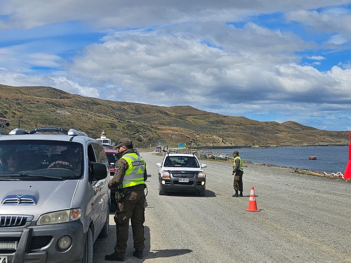 CarabMagallanes's tweet image. Carabineros del Retén Villa Tehuelches @carabdechile participó en el resguardo y protección de la festividad religiosa Virgen de Montserrat en Río Verde, con asistencia cercana a mil personas, junto a personal COP de la 5ta. Com. @carabmagallanes.

#RíoVerde #OrdenyPatria