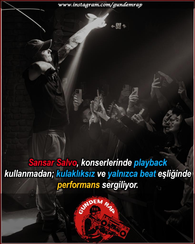Sansar Salvo, konserlerinde playback kullanmadan; kulaklıksız ve yalnızca beat eşliğinde performans sergiliyor.