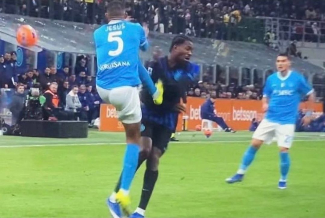 "Guarda mamma, come Bruce Lee".

#InterNapoli #SerieA